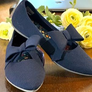 SKECHERS * BRAND NEW * WOMENS SIZE 5 * AIR-COOLED MEMORY FOAM *